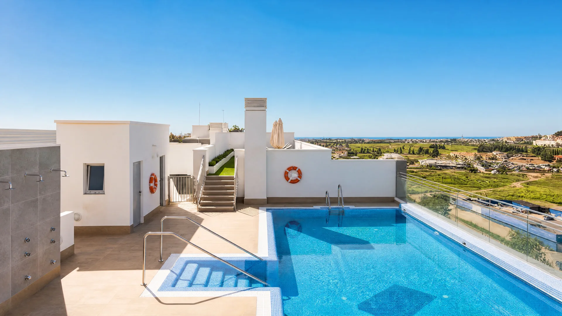 Infinity zoutwaterzwembad van Residencia Jardin del Rio met zeezicht, Nueva Andalucía Marbella