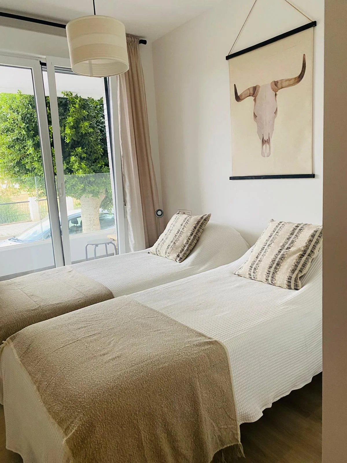 Slaapkamer met twee eenpersoonsbedden, Residencia Jardin del Rio