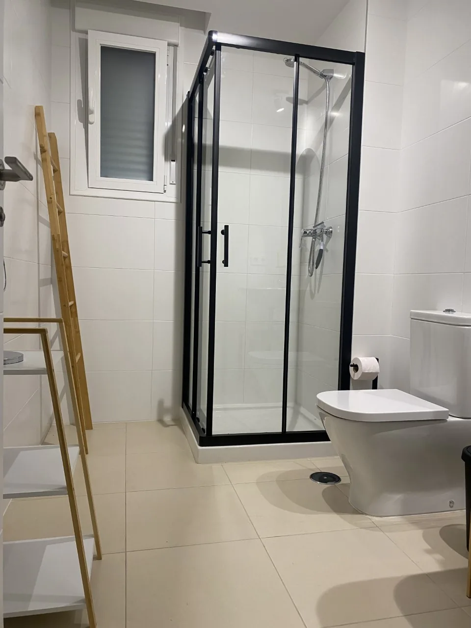 Badkamer met inloopdouche, Residencia Jardin del Rio