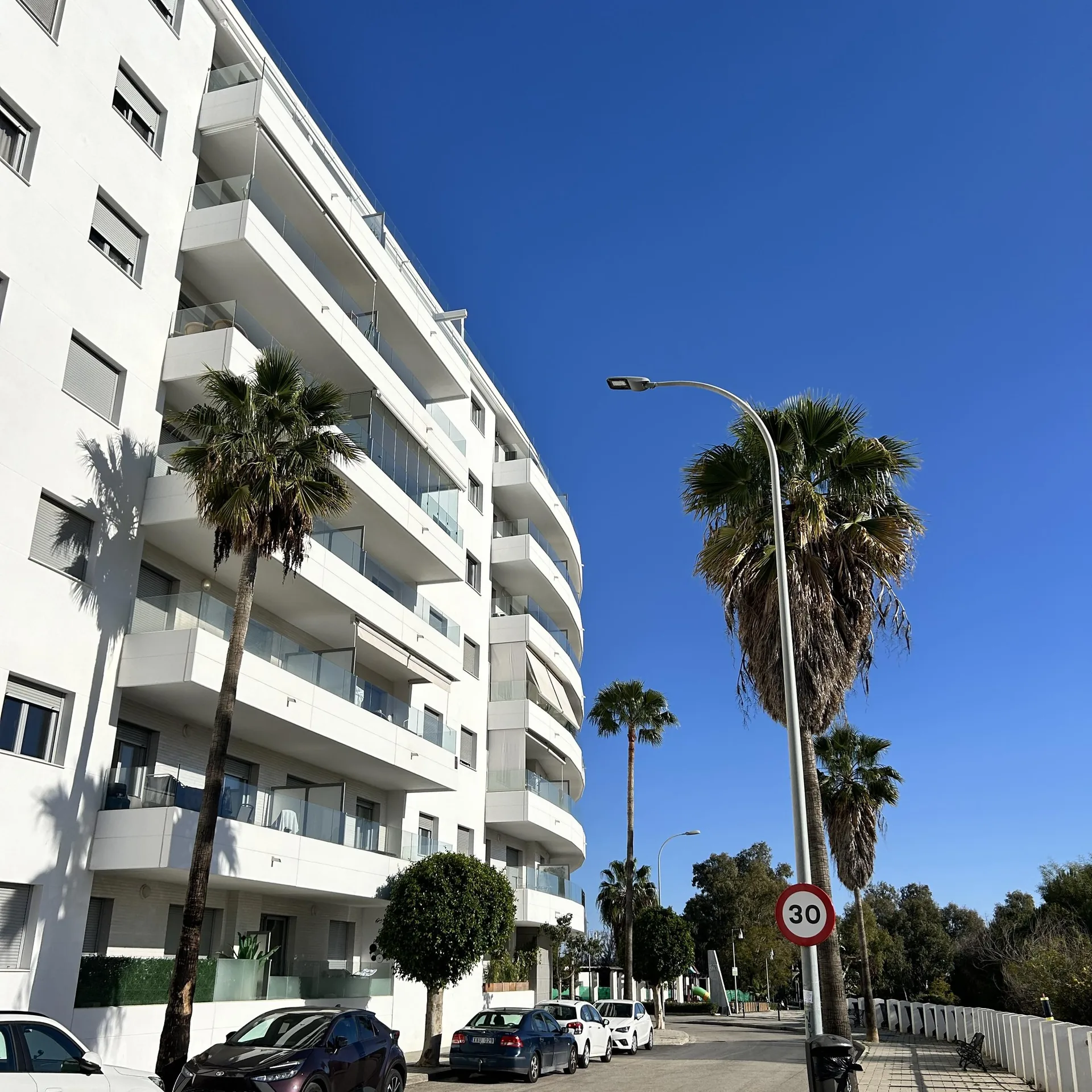 Gebouw exterieur Residencia Jardin del Rio met palmbomen