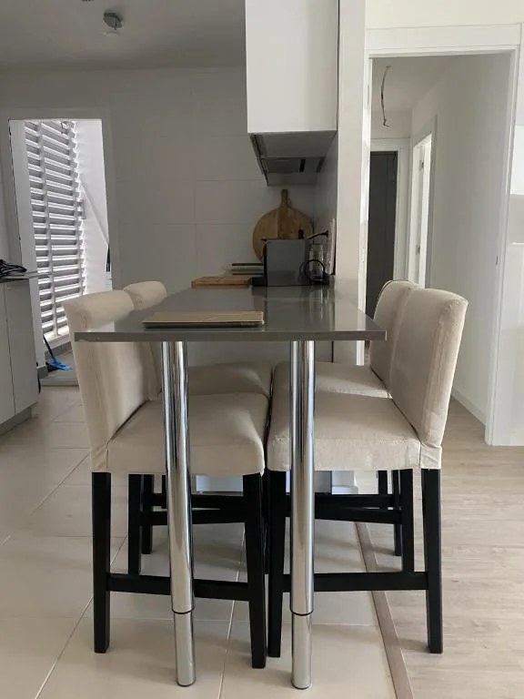 Keuken met barkrukken, Residencia Jardin del Rio