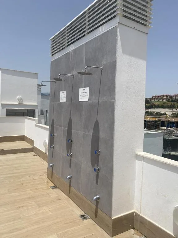 Buitendouches op het dakteras, Residencia Jardin del Rio