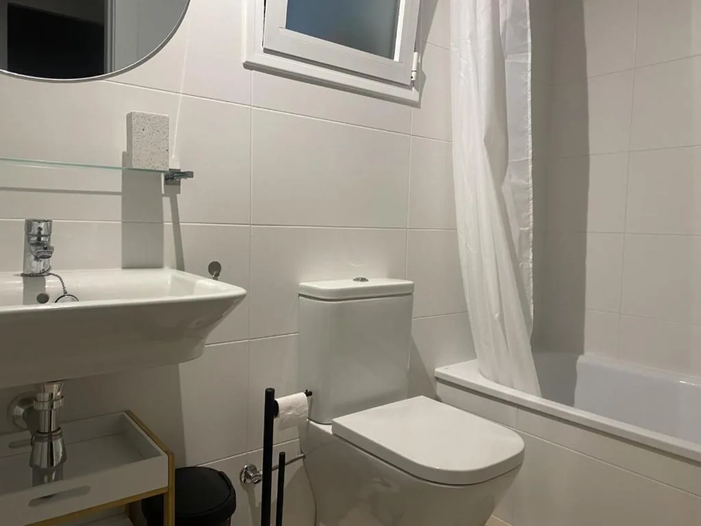 Badkamer met bad en douche, Residencia Jardin del Rio
