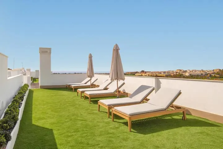 Daktuin met ligweide en lounge, Residencia Jardin del Rio