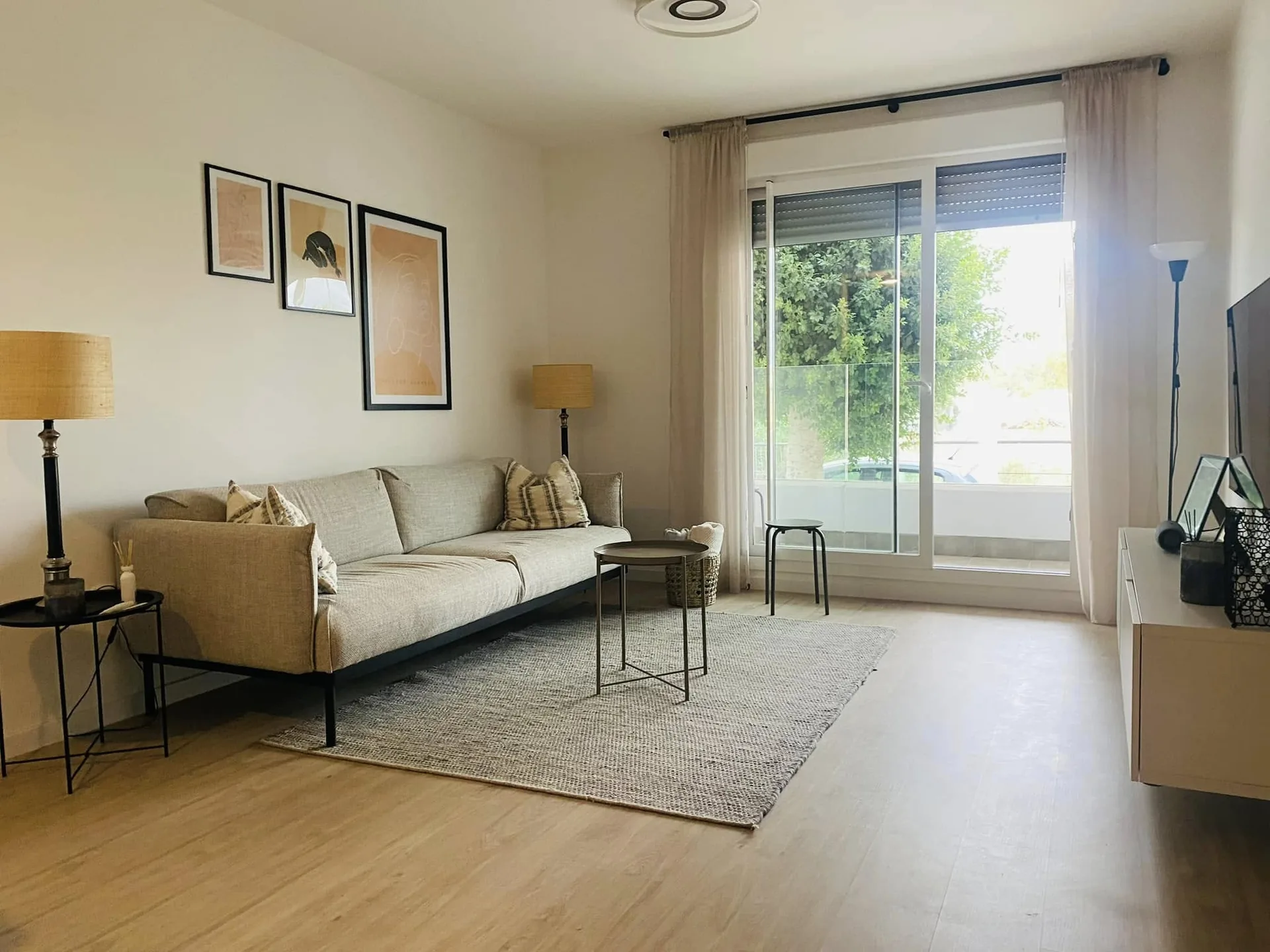 Lichte woonkamer met bank en balkon, Residencia Jardin del Rio