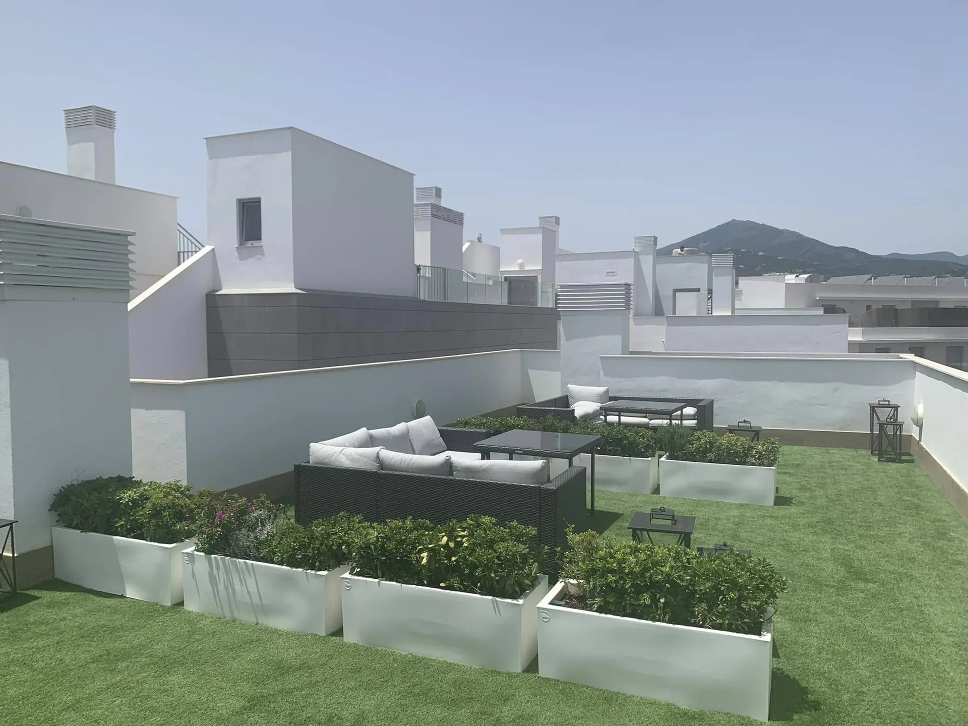 Daktuin met loungehoek en planten, Residencia Jardin del Rio