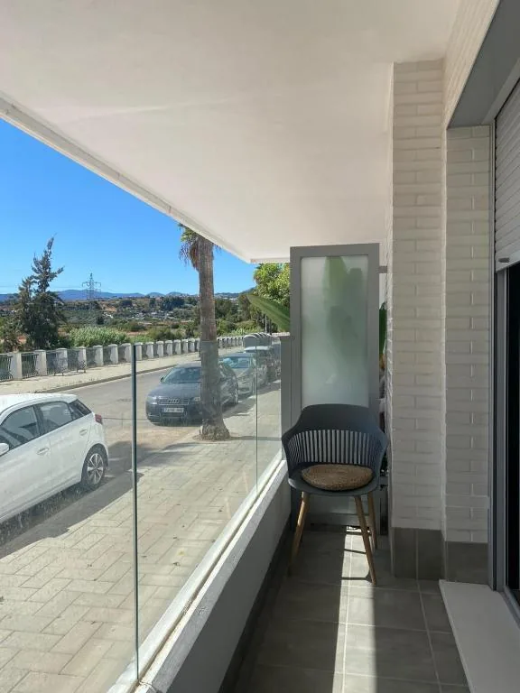Balkon met glazen reling en uitzicht, Residencia Jardin del Rio