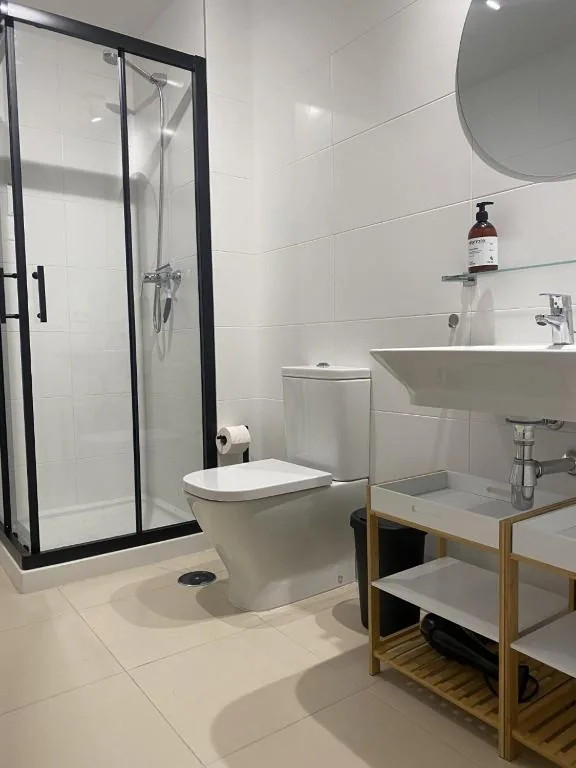 Badkamer met douche en wastafel, Residencia Jardin del Rio