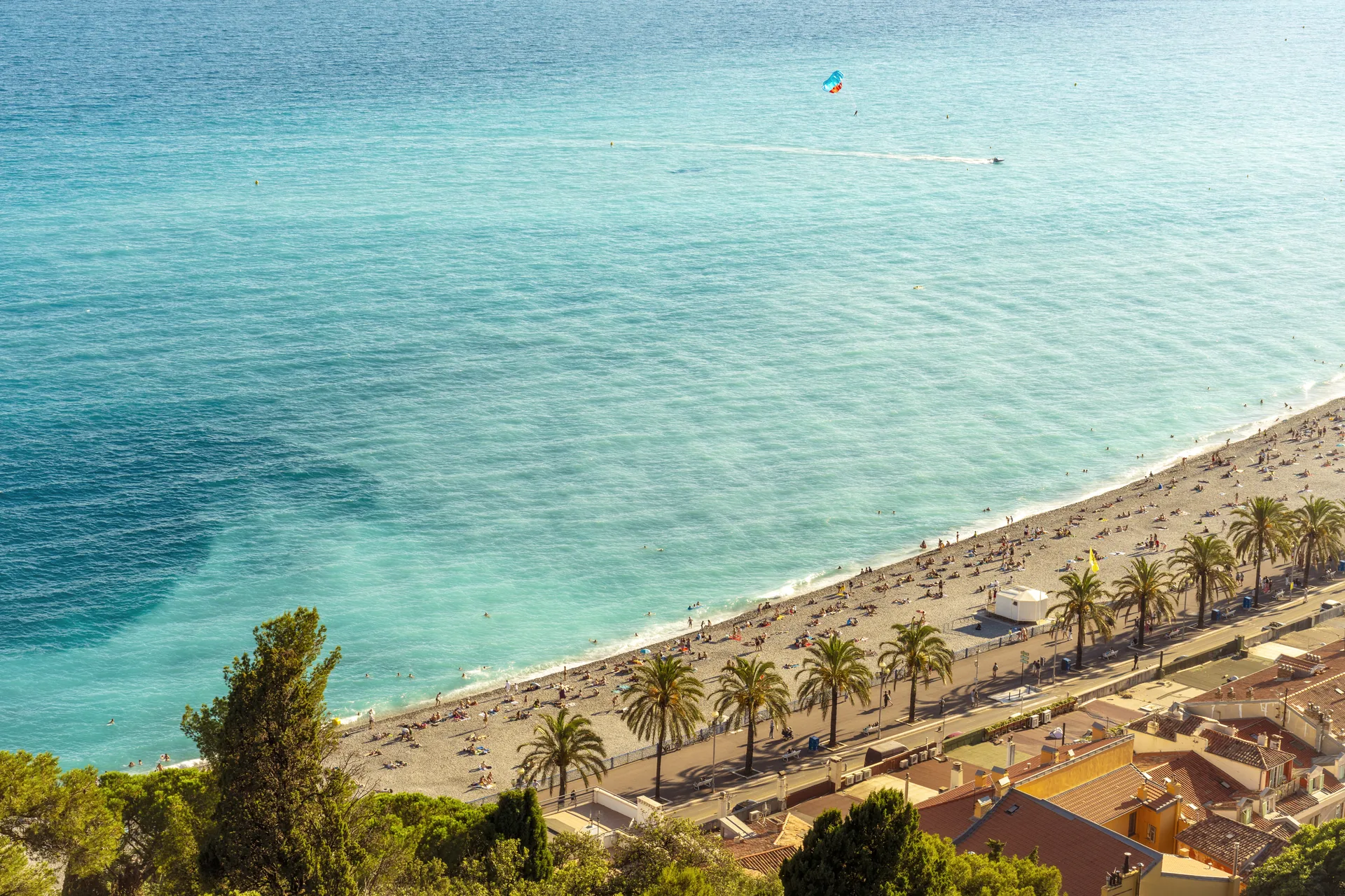 Druk strand aan de Costa del Sol vanuit de lucht