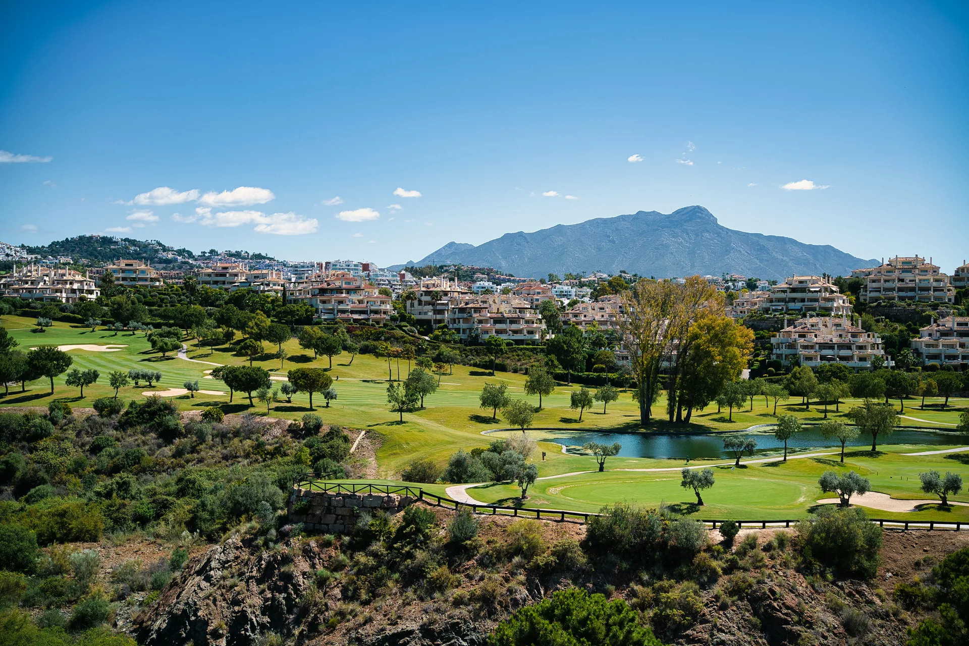 Golfbaan Nueva Andalucía Marbella, weelderig groen landschap